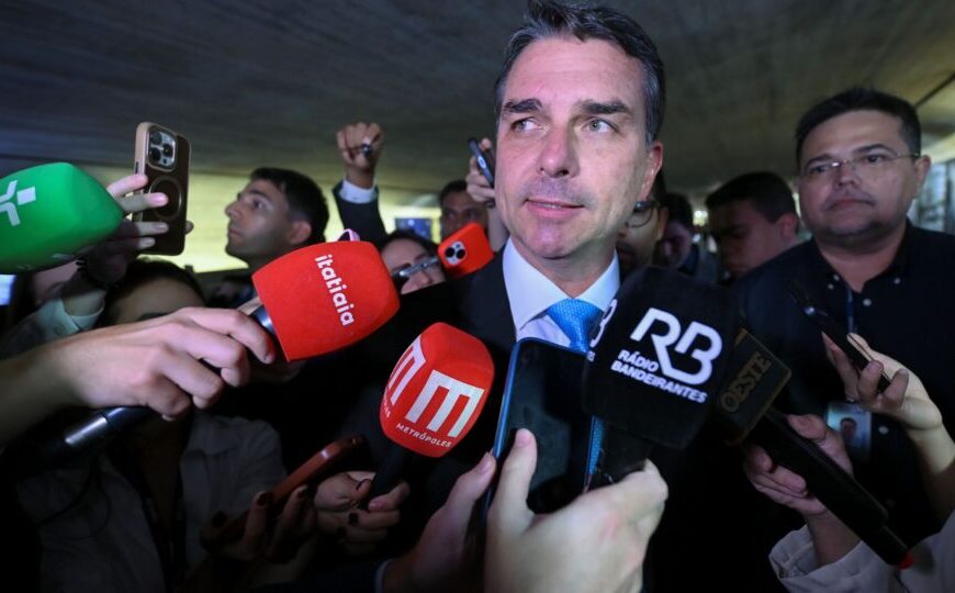 Flávio Bolsonaro fala em censura do TSE e desiste de debate da TV Globo