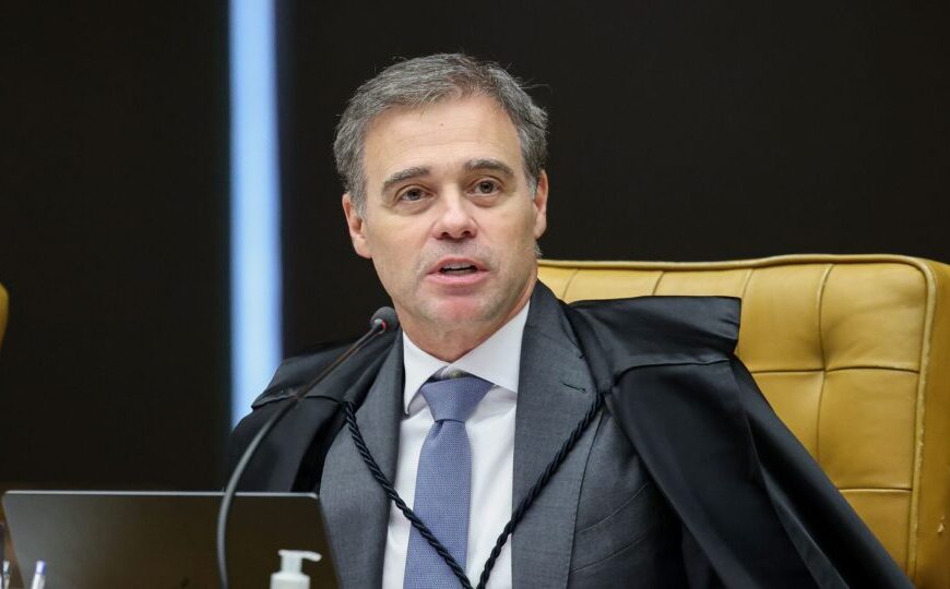 Fachin devolve inquéritos do INSS a Mendonça, mas mantém caso Master na Presidência