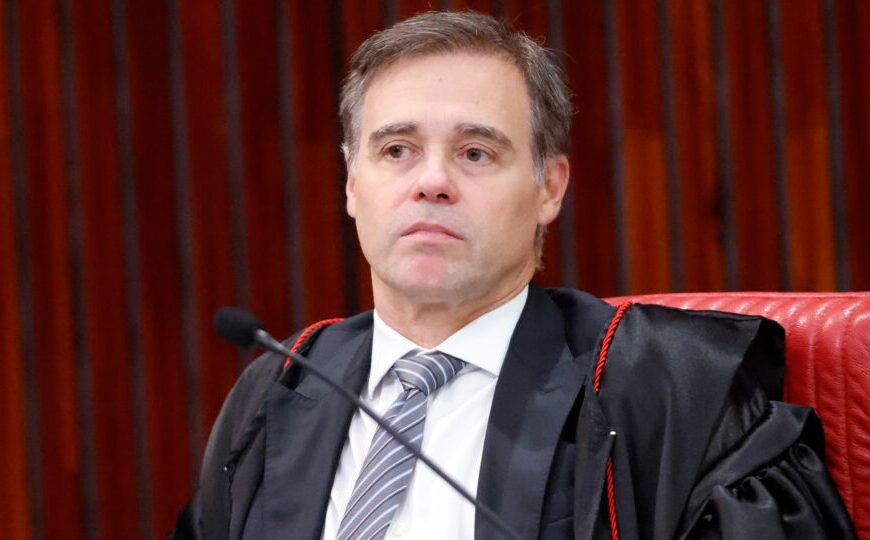 Mendonça manda PT retirar anúncios e CUT apagar posts contra Flávio