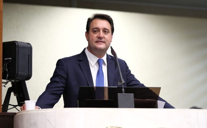 Ratinho Junior declara apoio a Flávio Bolsonaro no 2º turno
