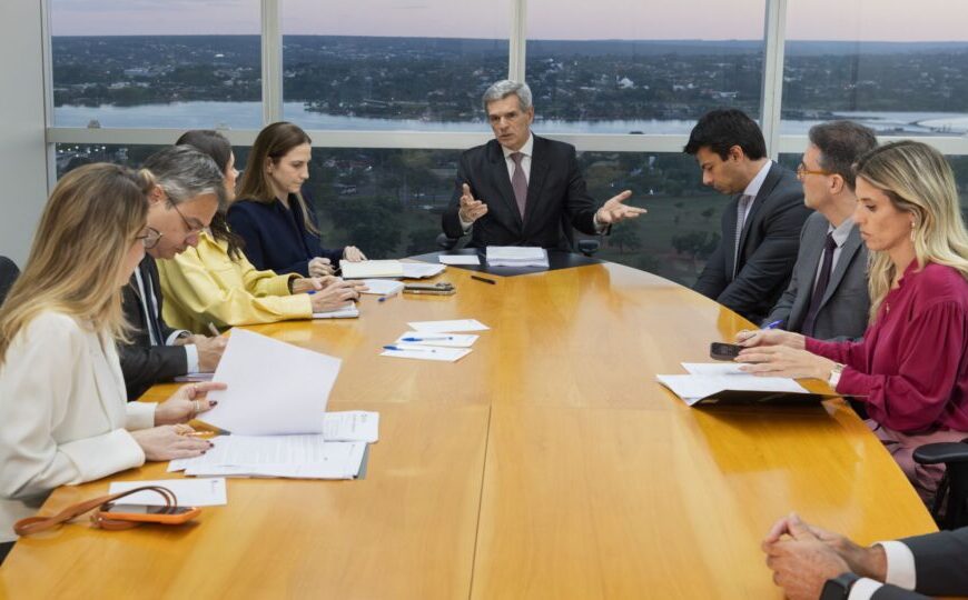 Meta é cobrada pelo próprio Conselho de Supervisão por falhas eleitorais; TSE exige igualdade